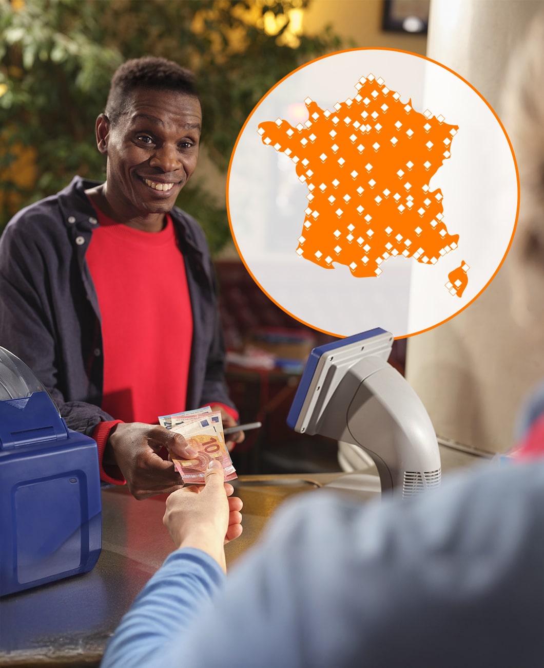 http://Homme%20qui%20retire%20de%20l'argent%20dans%20un%20point%20FDJ%20agréé%20Nirio%20avec%20le%20service%20Orange%20Money%20Europe